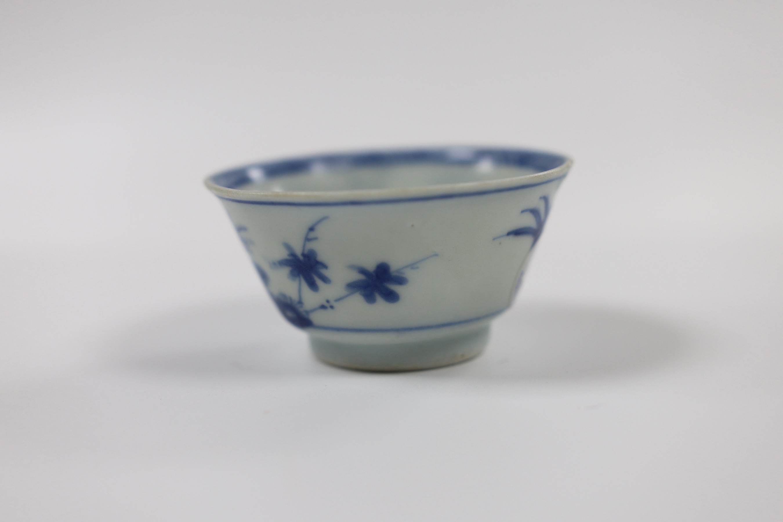 A Nanking Cargo blue and white tea bowl and saucer, 4cm tall